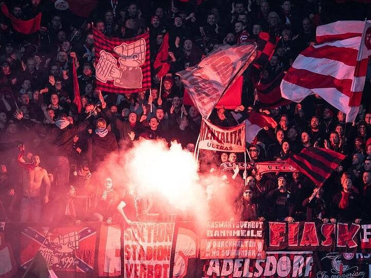 Nürnbergs Fans zünden Pyrotechnik. Foto: Swen Pförtner/Archivbild