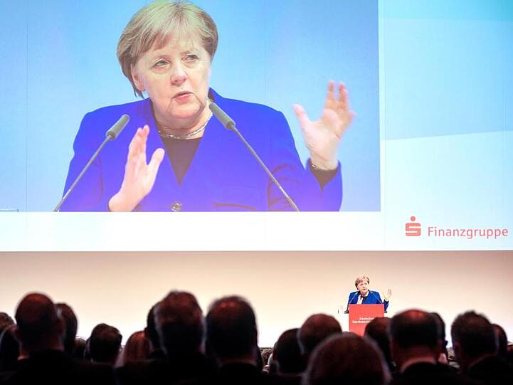 Bundeskanzlerin Angela Merkel spricht beim 26. Deutschen Sparkassentag in den Hamburger Messehallen.