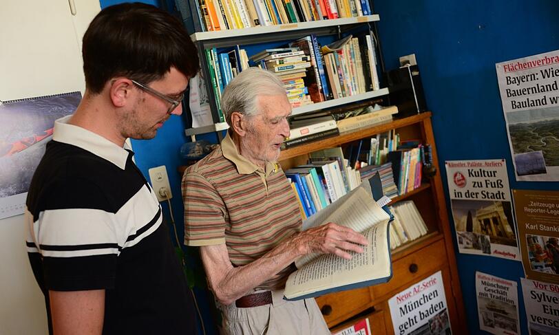 Stankiewitz zeigt AZ-LokalchefFelix Müller Erinnerungen ausseinen Reporter-Jahrzehnten.