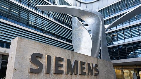 Der Schriftzug "Siemens" vor der Firmenzentrale.