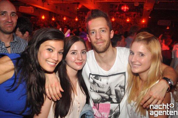 Beim Donnerstagsclubbing in der 089-Bar mit DJ Nino und DJ Stefan gab's das Beste aus House, Pop, Rock und Disco auf die Ohren. Mehr Bilder unter: href="http://www.nachtagenten.de/gallery/donnerstags-clubbing.921335.html