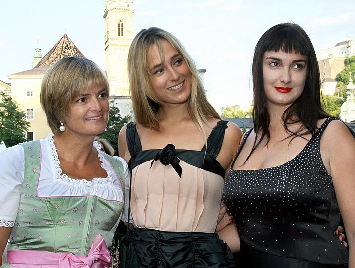 Gloria von Thurn und Taxis und ihre Töchter Maria-Theresia und Elisabeth