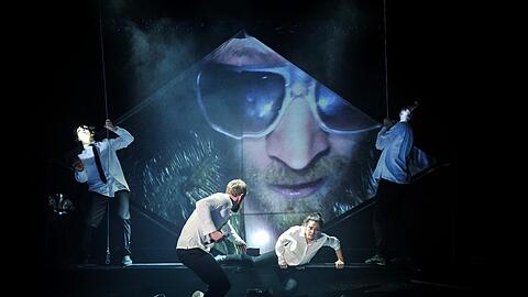 Alles, was Theater kann, in vollem Einsatz: Jean-Luc Bubert auf der Live-Leinwand als Zyklop, der Odysseus und seine Gefährten verspeisen will. Und wenn dieser Polyphem ein bisschen auf Helge Schneider macht, ist das bei aller Dramatik auch lustig, aber nie lächerlich.