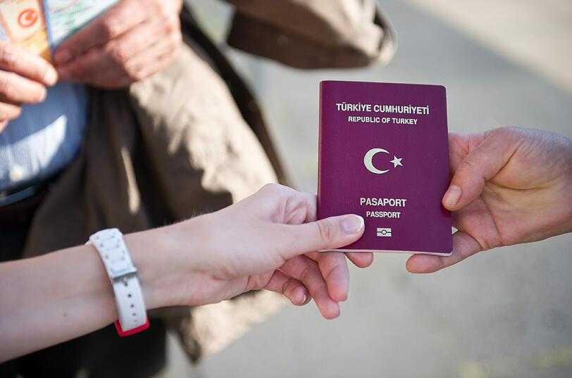 Bei der visafreien Einreise geht es um Kurzaufenthalte von bis zu 90 Tagen im eigentlich grenzkontrollfreien Schengen-Raum.