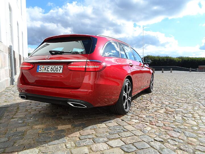 Die Dachlinie des neuen Mercedes E-Klasse T-Modells fällt nach hinten leicht ab, hinter der &ndash; elektrisch zu öffnenden &ndash; Heckklappe ist aber trotzdem mehr als reichlich Platz fürs Gepäck.