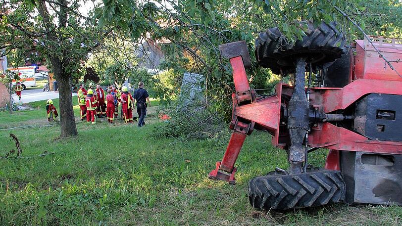 Das Arbeitsfahrzeug stürzte bei der Ernte um - fünf Menschen fielen dabei mehrere Meter in die Tiefe.