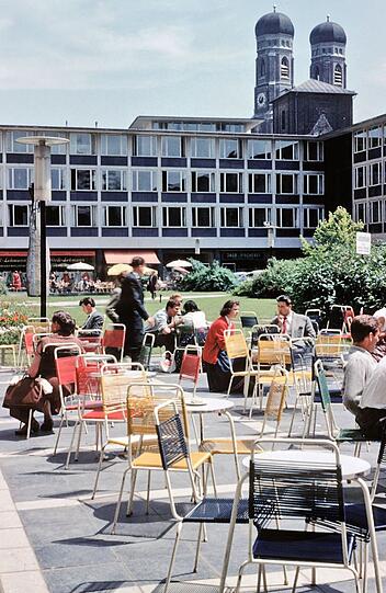 1958: Nagelneue Nachkriegsarchitektur in der neuen Maxburg. Die Stühle mit den bunten Bändern waren legendär ungemütlich.