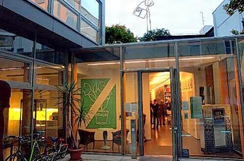 Prächtig in einem Hinterhof in der Maxvorstadt: Das Lyrik Kabinett.