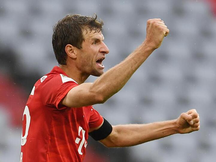 FC Bayern Münchens Thomas Müller jubelt sichtlich erleichtert nach seinem Tor zum 2:0.