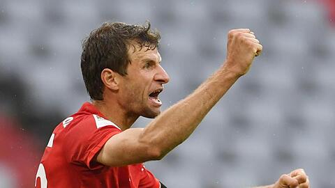 FC Bayern Münchens Thomas Müller jubelt sichtlich erleichtert nach seinem Tor zum 2:0.