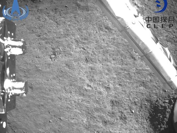 Die Aufnahme zeigt ein nach der Landung der "Chang'e 4"-Sonde entstandenes Foto.