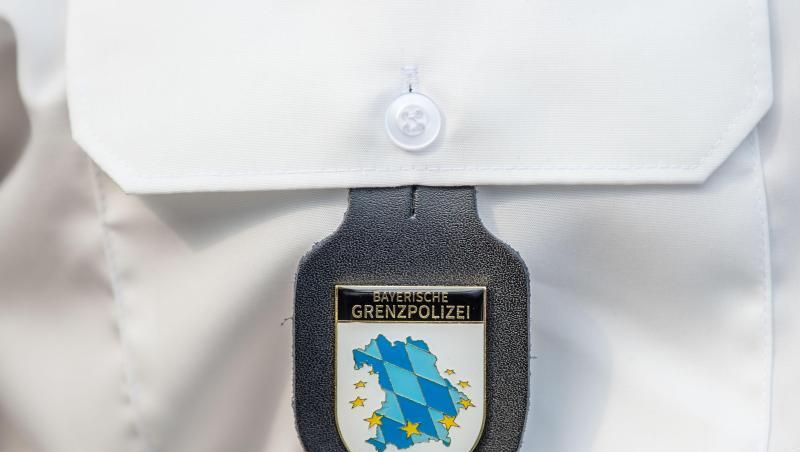 Das Emblem der bayerischen Grenzpolizei hängt am Hemd eines Polizeibeamten. Foto: Lino Mirgeler/Archivbild Das Emblem der bayerischen Grenzpolizei hängt am Hemd eines Polizeibeamten. Foto: Lino Mirgeler/Archivbild