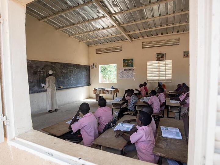 Ein Lehrer unterrichtet Schüler Niamey im Niger, in der Grundschule Goudell II.