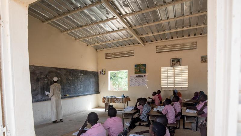 Ein Lehrer unterrichtet Schüler Niamey im Niger, in der Grundschule Goudell II. Ein Lehrer unterrichtet Schüler Niamey im Niger, in der Grundschule Goudell II.
