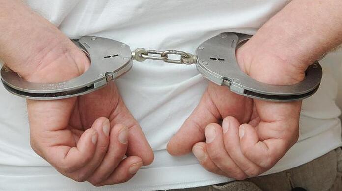 Nachdem sich der 22-Jährige auch gegenüber den Polizeibeamten aggressiv verhielt, musste er mit auf die Wache. (Symbolbild)