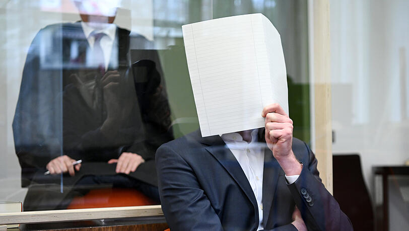 Der Angeklagte sitzt zu Prozessbeginn im Verhandlungssaal im Landgericht München.