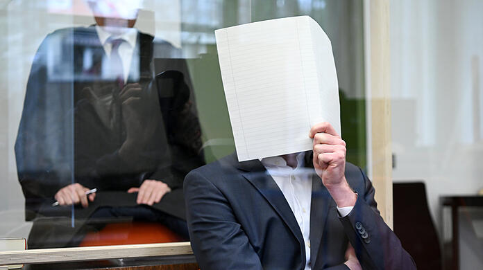 Der Angeklagte sitzt zu Prozessbeginn im Verhandlungssaal im Landgericht München.