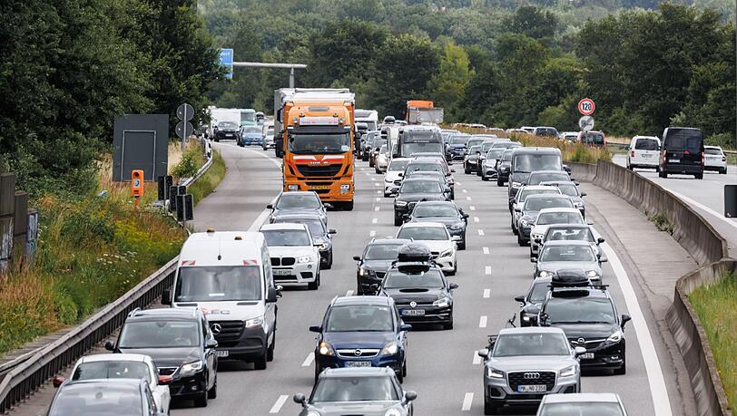 Am Wochenende könnte es nach Angaben des ADAC auf den Autobahnen voll werden.