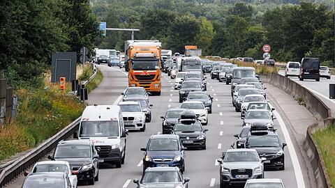 Am Wochenende könnte es nach Angaben des ADAC auf den Autobahnen voll werden.
