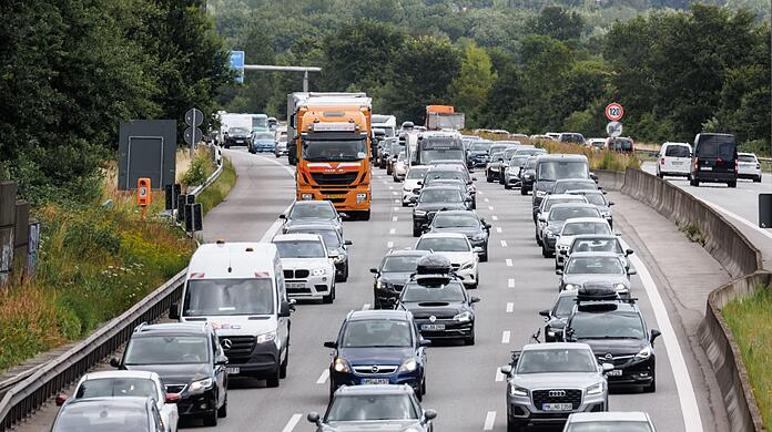 Am Wochenende könnte es nach Angaben des ADAC auf den Autobahnen voll werden.