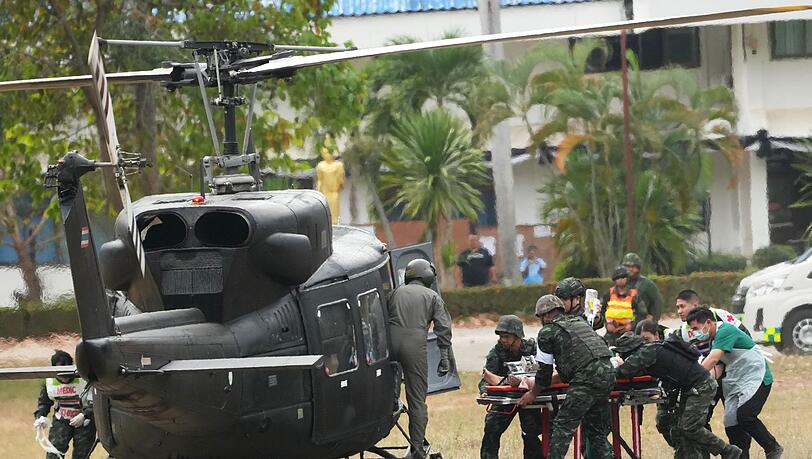 In der Nacht auf Sonntag meldeten beide Seiten Angriffe entlang der Front. In der Nacht auf Sonntag meldeten beide Seiten Angriffe entlang der Front.