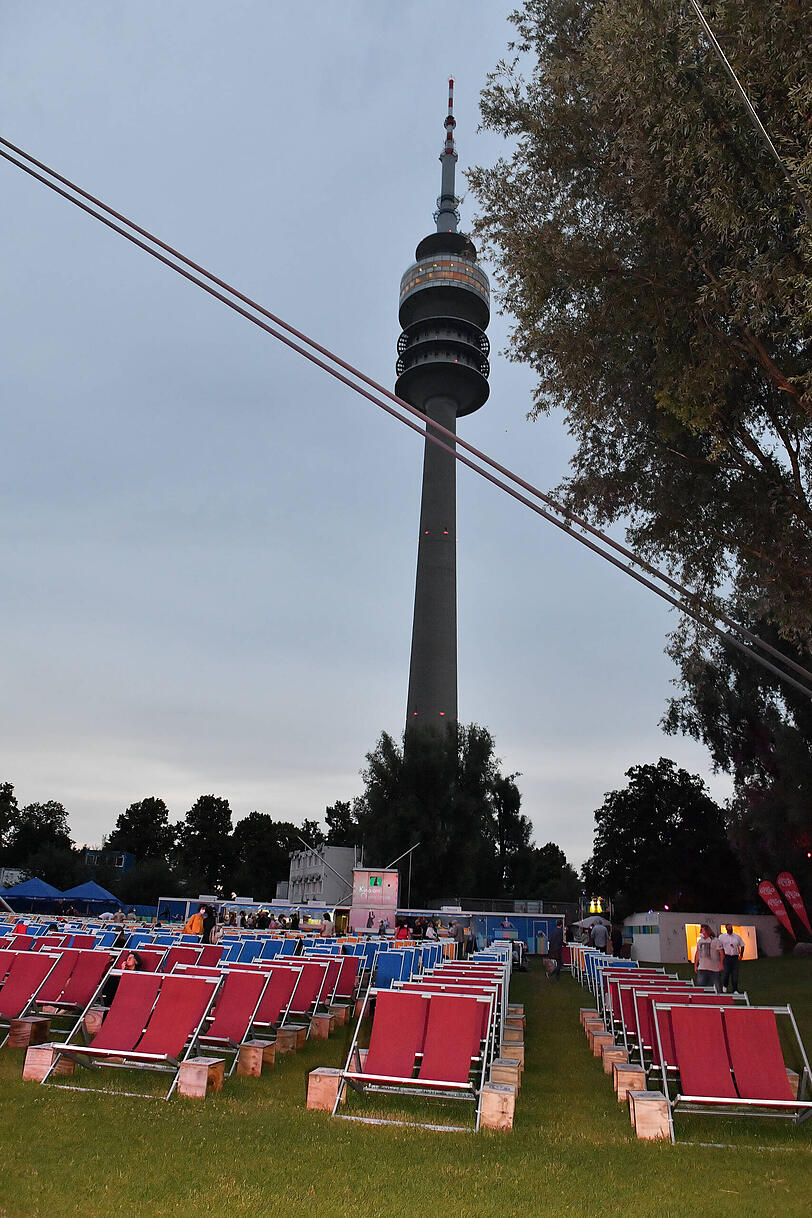 Filmschauen unterm Olympiaturm.