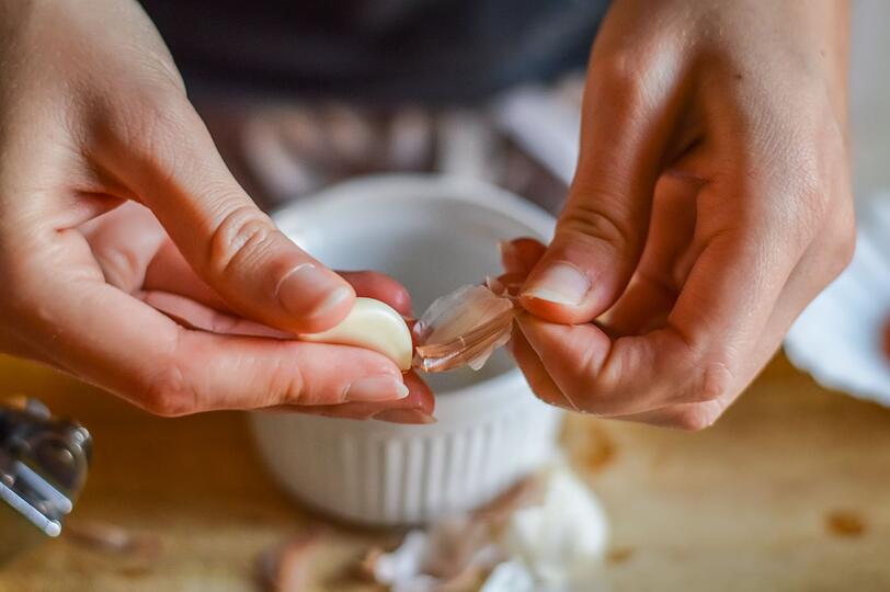 Knoblauch ist eine echte Wunderwaffe, die gegen alle möglichen Erkrankungen hilft. Auch die Darmflora hält er im Gleichgewicht, indem er zur Zerstörung schädlicher Bakterien und zur Linderung von Entzündungen beiträgt. Am stärksten entfaltet er seine Wirkung, wenn man ihn roh verzehrt. Aber auch als gegarte Zutat ist er gesundheitsfördernd. Knoblauch ist eine echte Wunderwaffe, die gegen alle möglichen Erkrankungen hilft. Auch die Darmflora hält er im Gleichgewicht, indem er zur Zerstörung schädlicher Bakterien und zur Linderung von Entzündungen beiträgt. Am stärksten entfaltet er seine Wirkung, wenn man ihn roh verzehrt. Aber auch als gegarte Zutat ist er gesundheitsfördernd.