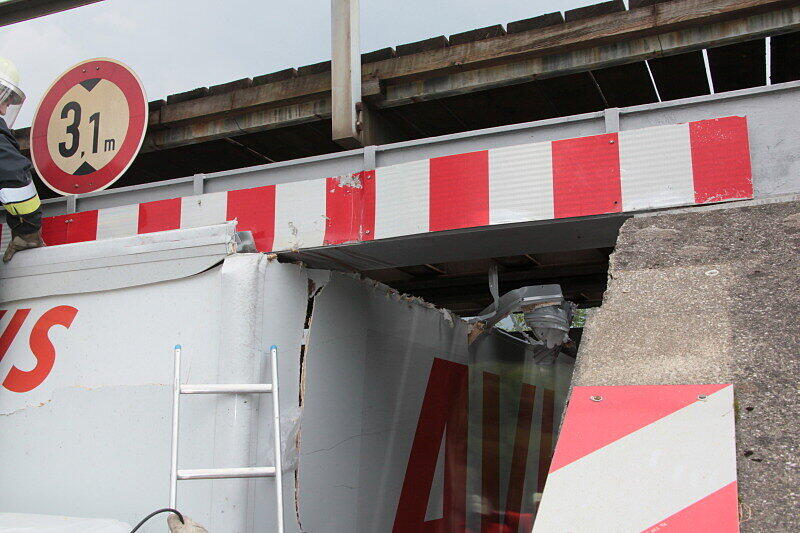 Der 40-jährige Fahrer wollte mit einem Umzugstransporter in Schwindegg im Landkreis Mühldorf eine Bahnunterführung passieren. Sein 3,65 Meter hohes Fahrzeug blieb in der 3,1 Meter hohen Unterführung stecken und musste von der Feuerwehr rausgeschnitten werden.