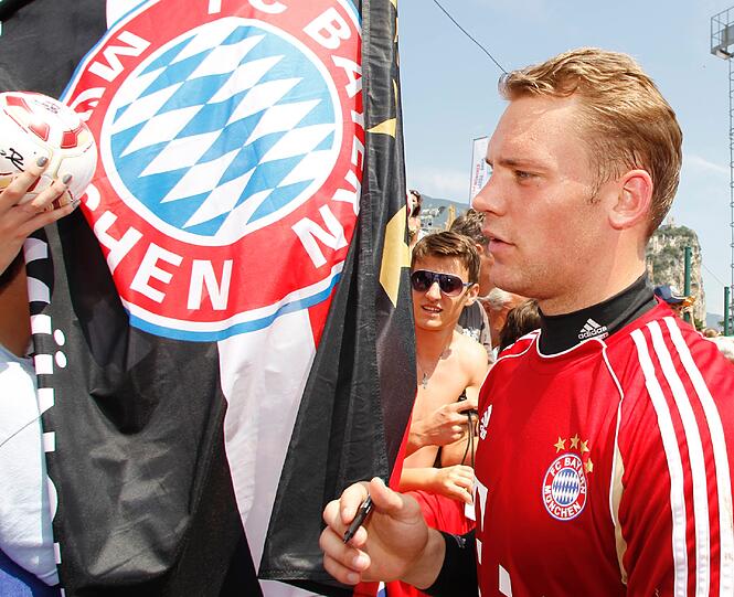 Manuel Neuer: Auf Tuchfühlung mit den Fans.