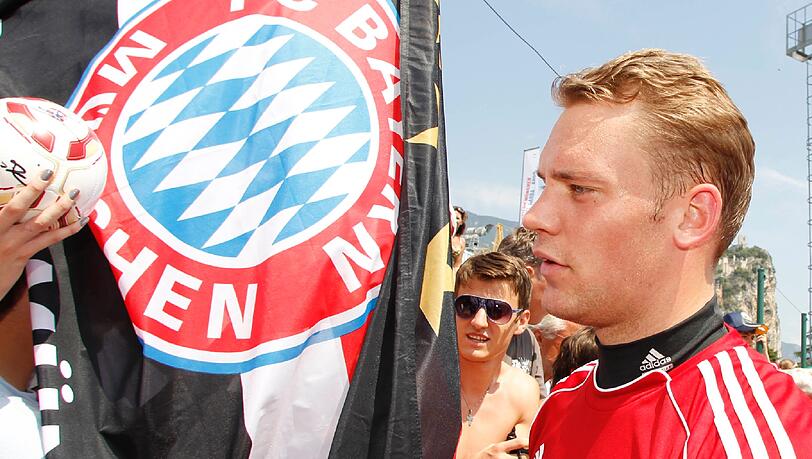Manuel Neuer: Auf Tuchfühlung mit den Fans. Manuel Neuer: Auf Tuchfühlung mit den Fans.