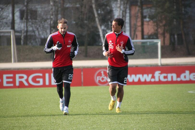 Javier Pinola (l.) muss seine Trainingsrunden aktuell ohne Timothy Chandler bewältigen. Der US-Nationalspieler laboriert an einer Oberschenkelverletzung.