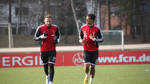 Javier Pinola (l.) muss seine Trainingsrunden aktuell ohne Timothy Chandler bewältigen. Der US-Nationalspieler laboriert an einer Oberschenkelverletzung.