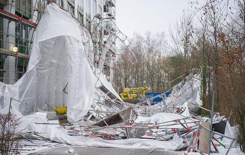 Durch eine Orkanböe krachte ein Gerüst in Taufkirchen zusammen