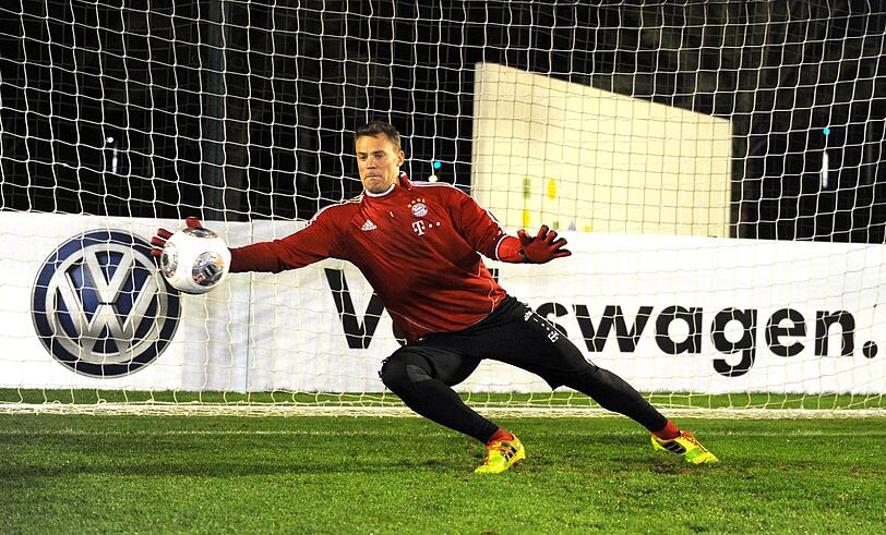 Spaß im Trainingslager: Kinder treten gegen Manuel Neuer im Elfmeterschießen an.