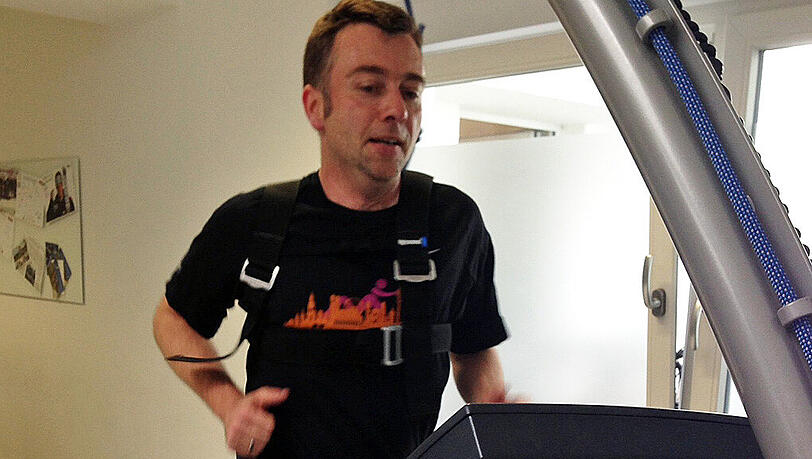 AZ-Sportchef Gunnar Jans bei der Leistungsdiagnostik. AZ-Sportchef Gunnar Jans bei der Leistungsdiagnostik.