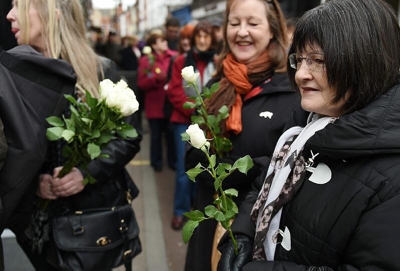 Der in der Kathedrale von Leicester aufgebahrte Sarg des früheren Königs Richard III. ist zum Publikumsmagneten geworden.