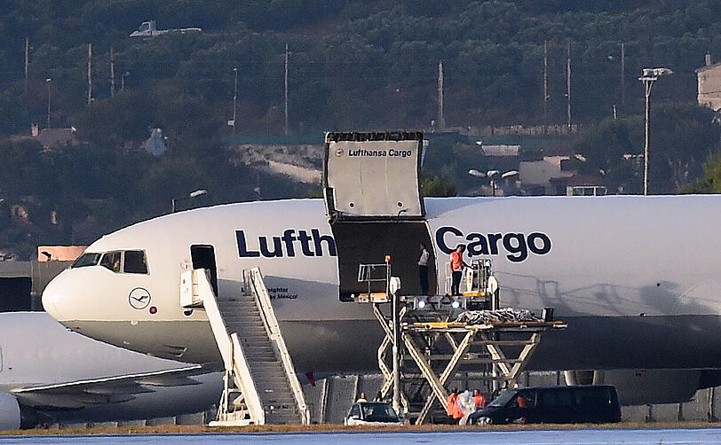 Am Dienstagabend ist eine Sondermaschine mit 44 Opfern der Germanwings-Katastrophe in Düsseldorf gelandet.
