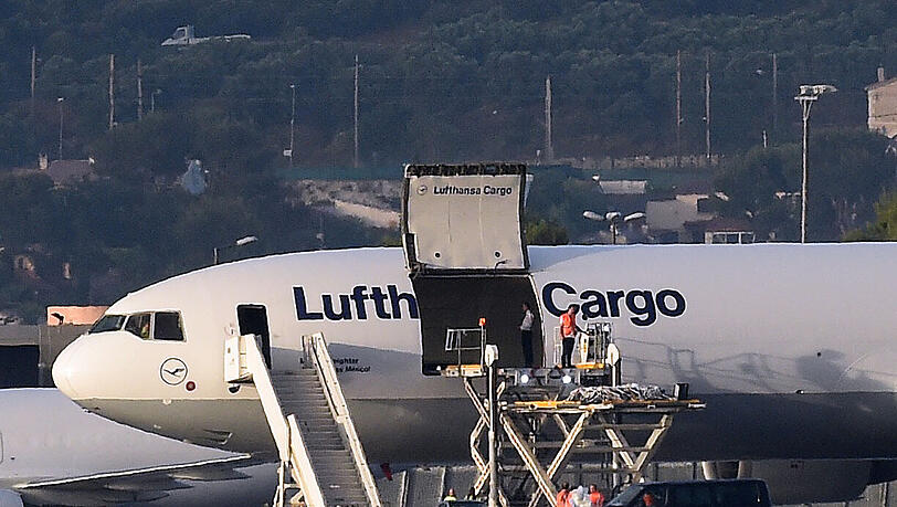 Am Dienstagabend ist eine Sondermaschine mit 44 Opfern der Germanwings-Katastrophe in Düsseldorf gelandet. Am Dienstagabend ist eine Sondermaschine mit 44 Opfern der Germanwings-Katastrophe in Düsseldorf gelandet.