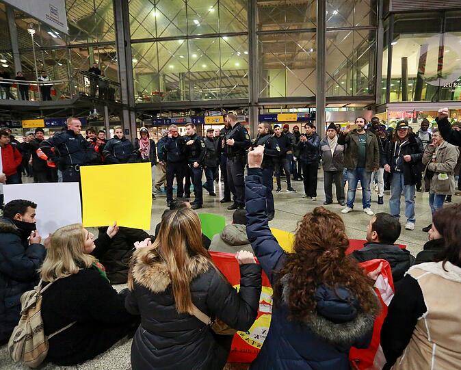 Politische Aktion am Münchner Hauptbahnhof gegen die Erdogan-Politik. Die Bilder!