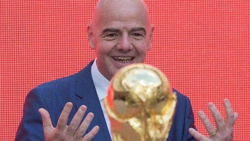FIFA-Präsident Gianni Infantino und der begehrte WM-Pokal. (Archivbild) FIFA-Präsident Gianni Infantino und der begehrte WM-Pokal. (Archivbild)