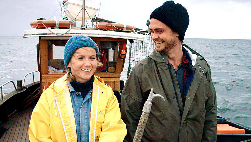 "Fischer sucht Frau": Marie (Cornelia Gröschel) und Alex (Sebastian Fräsdorf) auf dem Fischkutter "Fischer sucht Frau": Marie (Cornelia Gröschel) und Alex (Sebastian Fräsdorf) auf dem Fischkutter