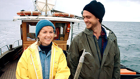 "Fischer sucht Frau": Marie (Cornelia Gröschel) und Alex (Sebastian Fräsdorf) auf dem Fischkutter