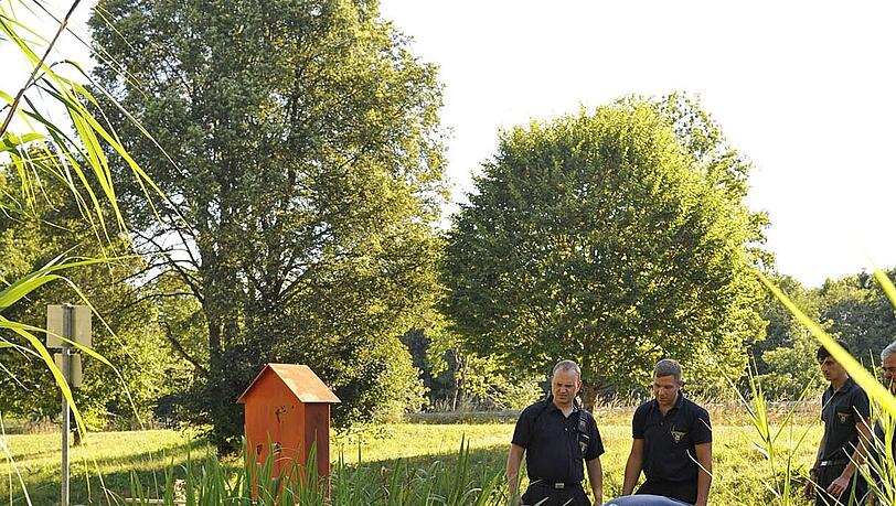 ... haben Einsatzkräfte der Feuerwache Sendling frisches Wasser in die vier Biotope an der Neurieder Straße geleitet. ... haben Einsatzkräfte der Feuerwache Sendling frisches Wasser in die vier Biotope an der Neurieder Straße geleitet.