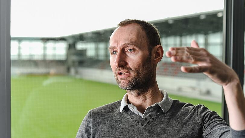 Campus-Leiter Jochen Sauer will die Talente "weg von der PlayStation" bringen. Campus-Leiter Jochen Sauer will die Talente "weg von der PlayStation" bringen.