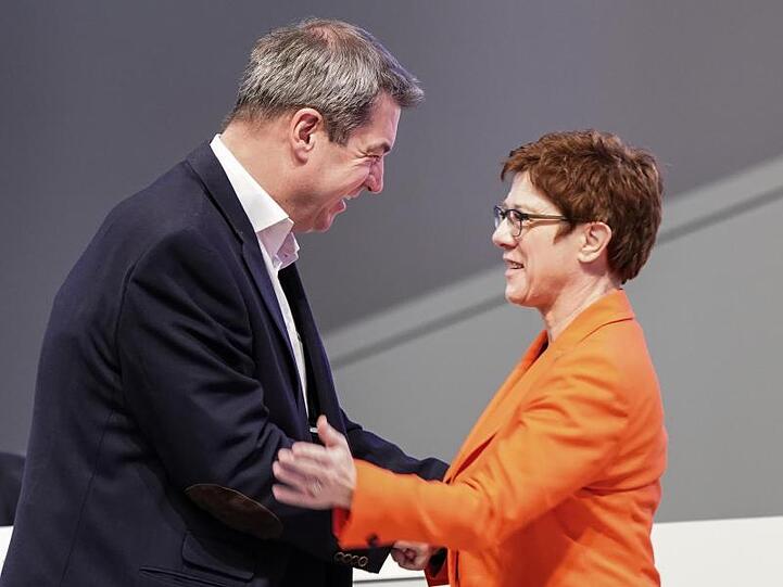 Markus Söder (l) verabschiedet sich von Annegret Kramp-Karrenbauer. Foto: Kay Nietfeld/dpa