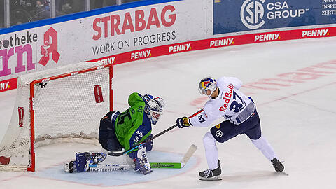Maksymilian Szuber verwandelt den entscheidenden Penalty  für den EHC München.