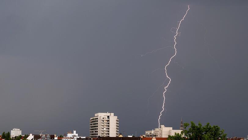 Wetterwechsel-trifft-M-nchen-Schauer-und-Gewitter-l-sen-Hitze-ab