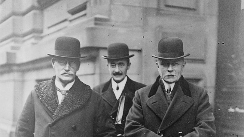 Ministerpräsident Eugen von Knilling (l.) mit Konrad von Preger, bayerischer Gesandter in Berlin (r.), 1922.