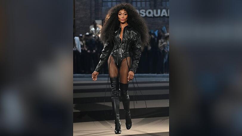 Naomi Campbell lief im hautengen Leder-Bodysuit &uuml;ber den Laufsteg w&auml;hrend der Mail&auml;nder Fashion Week.