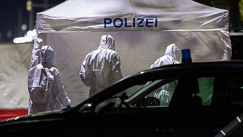 Die Polizei sichert am Tatort Spuren.